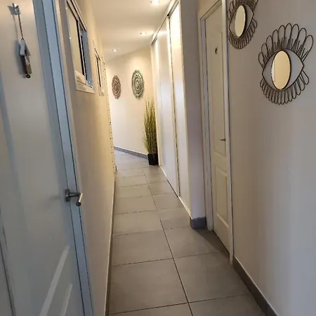 Center Flat Near The Natural Elements 아파트